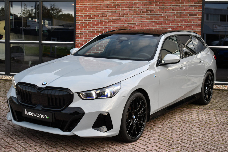 BMW 5 Serie Touring 520i M-Sport Pano Trekh 21inch Brooklyngrau ACC 360 H/K HUD Stoelventilatie