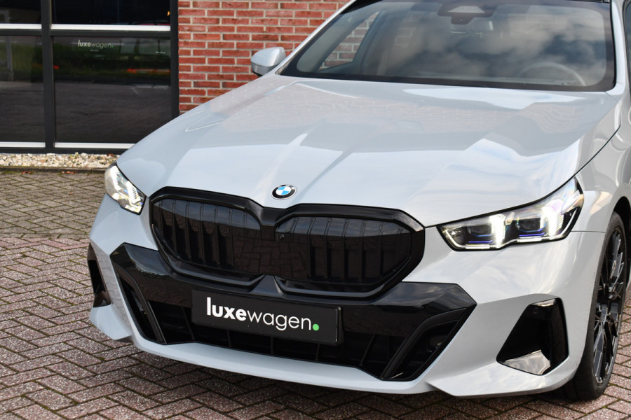 BMW 5 Serie Touring 520i M-Sport Pano Trekh 21inch Brooklyngrau ACC 360 H/K HUD Stoelventilatie