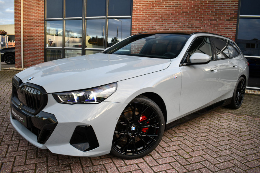 BMW 5 Serie Touring 520i M-Sport Pano Trekh 21inch Brooklyngrau ACC 360 H/K HUD Stoelventilatie