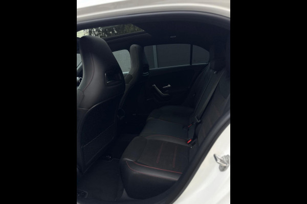 Mercedes-Benz A-Klasse 180 AMG Line Panorama CarPlay Mercedes-Benz A-Klasse 180 AMG Line Panorama CarPlay