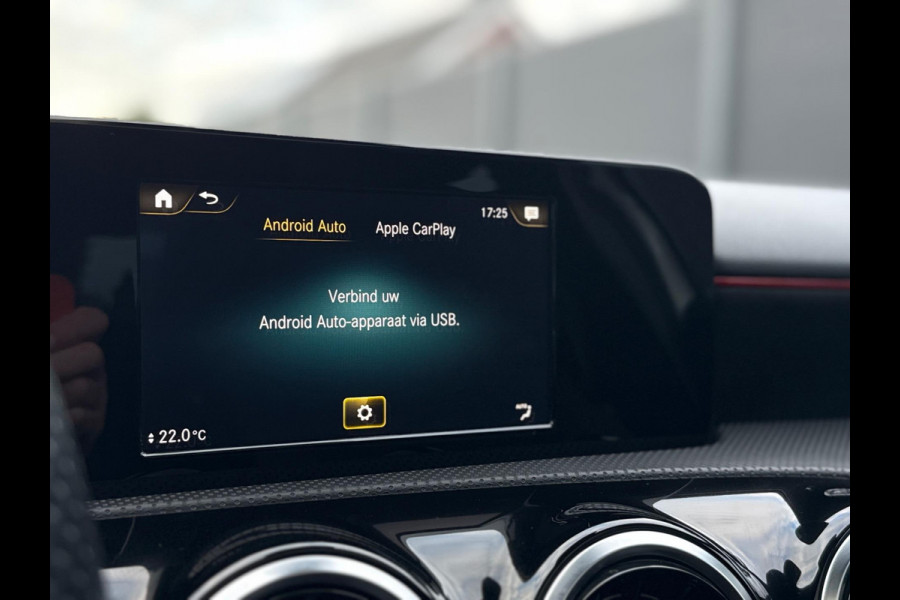 Mercedes-Benz A-Klasse 180 AMG Line Panorama CarPlay Mercedes-Benz A-Klasse 180 AMG Line Panorama CarPlay