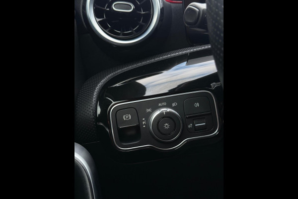 Mercedes-Benz A-Klasse 180 AMG Line Panorama CarPlay Mercedes-Benz A-Klasse 180 AMG Line Panorama CarPlay