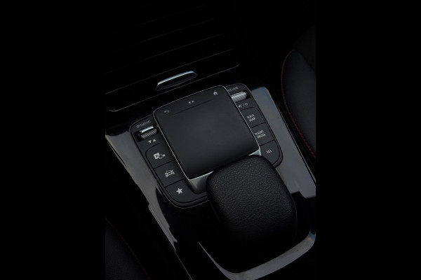 Mercedes-Benz A-Klasse 180 AMG Line Panorama CarPlay Mercedes-Benz A-Klasse 180 AMG Line Panorama CarPlay