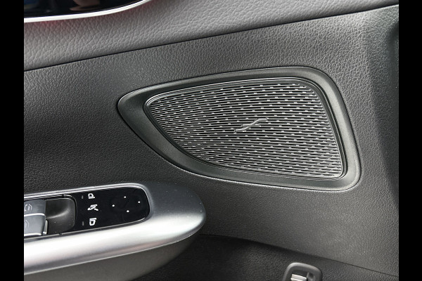 Mercedes-Benz C-Klasse 180 AMG Line Multispaaks lichtmetalen velgen 19 inch. Navigatie | parking support met camera achter | Inclusief 24 maanden MB Certified garantie voor Europa. Mercedes-Benz C-Klasse 180 AMG Line Multispaaks lichtmetalen velgen 19 inch. Navigatie | parking support met camera achter | Inclusief 24 maanden MB Certified garantie voor Europa.