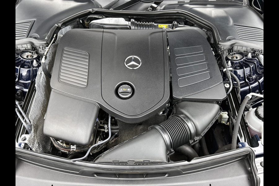 Mercedes-Benz C-Klasse 180 AMG Line Multispaaks lichtmetalen velgen 19 inch. Navigatie | parking support met camera achter | Inclusief 24 maanden MB Certified garantie voor Europa. Mercedes-Benz C-Klasse 180 AMG Line Multispaaks lichtmetalen velgen 19 inch. Navigatie | parking support met camera achter | Inclusief 24 maanden MB Certified garantie voor Europa.