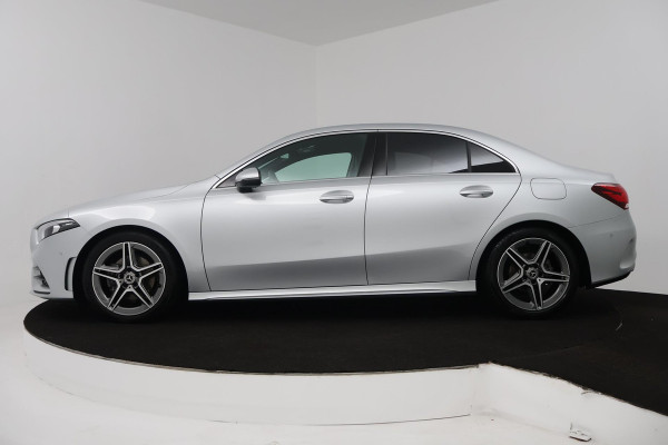 Mercedes-Benz A-Klasse 180 Business Solution AMG (STOELVERWARMING, SFEERVERLICHTING, ACHTERUITRIJCAMERA, CRUISE CONTROL, NAVI)