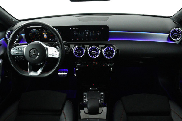 Mercedes-Benz A-Klasse 180 Business Solution AMG (STOELVERWARMING, SFEERVERLICHTING, ACHTERUITRIJCAMERA, CRUISE CONTROL, NAVI)
