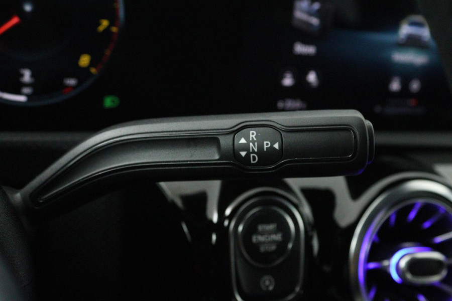 Mercedes-Benz A-Klasse 180 Business Solution AMG (STOELVERWARMING, SFEERVERLICHTING, ACHTERUITRIJCAMERA, CRUISE CONTROL, NAVI)