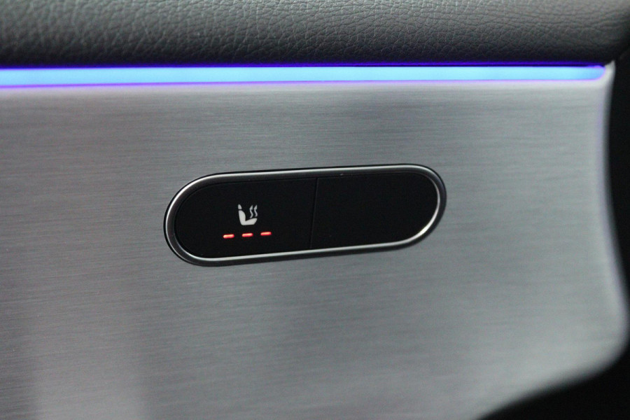 Mercedes-Benz A-Klasse 180 Business Solution AMG (STOELVERWARMING, SFEERVERLICHTING, ACHTERUITRIJCAMERA, CRUISE CONTROL, NAVI)