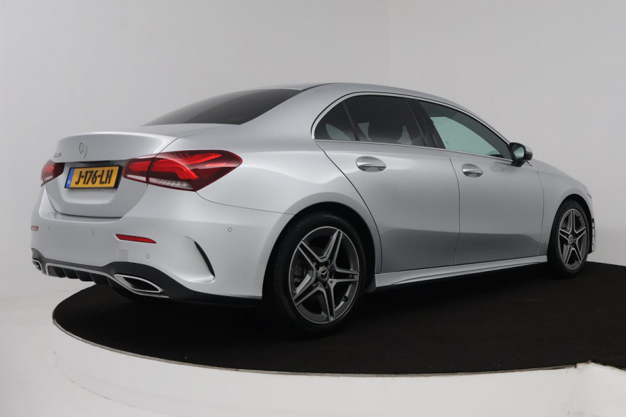 Mercedes-Benz A-Klasse 180 Business Solution AMG (STOELVERWARMING, SFEERVERLICHTING, ACHTERUITRIJCAMERA, CRUISE CONTROL, NAVI)