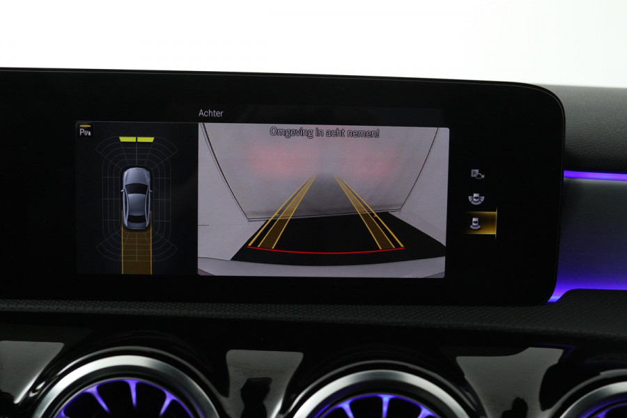 Mercedes-Benz A-Klasse 180 Business Solution AMG (STOELVERWARMING, SFEERVERLICHTING, ACHTERUITRIJCAMERA, CRUISE CONTROL, NAVI)