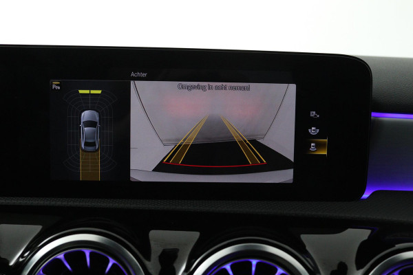 Mercedes-Benz A-Klasse 180 Business Solution AMG (STOELVERWARMING, SFEERVERLICHTING, ACHTERUITRIJCAMERA, CRUISE CONTROL, NAVI)