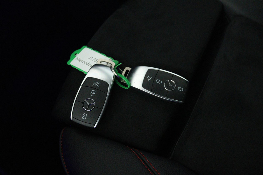 Mercedes-Benz A-Klasse 180 Business Solution AMG (STOELVERWARMING, SFEERVERLICHTING, ACHTERUITRIJCAMERA, CRUISE CONTROL, NAVI)