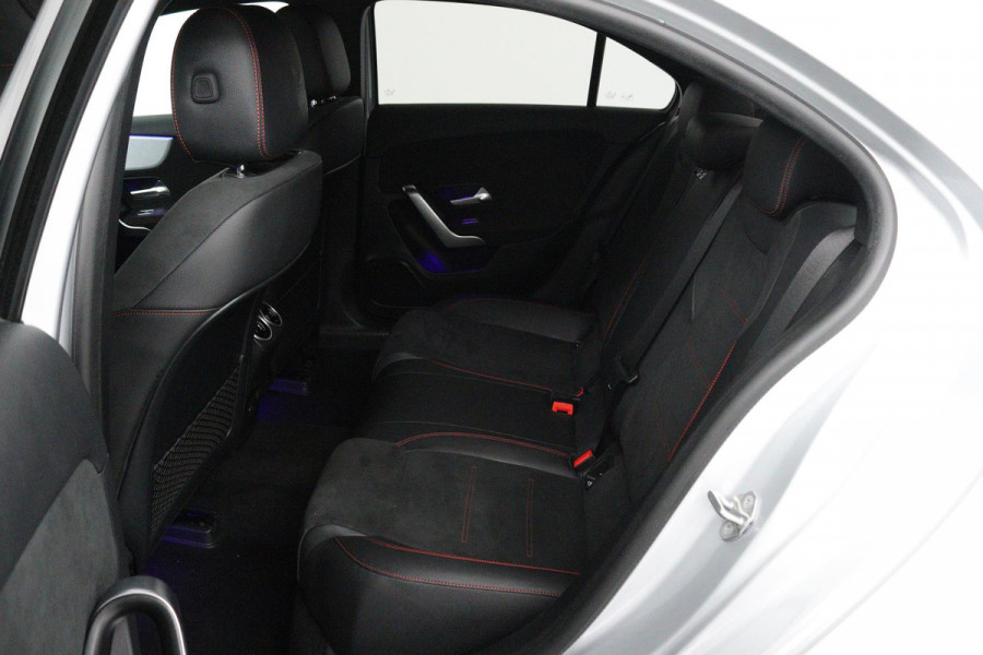 Mercedes-Benz A-Klasse 180 Business Solution AMG (STOELVERWARMING, SFEERVERLICHTING, ACHTERUITRIJCAMERA, CRUISE CONTROL, NAVI)