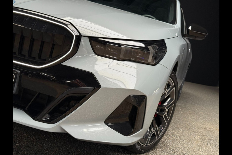 BMW 5 Serie 530eX-Drive M-Sport 299pk Pro-20 inch trekhaak pano key-less