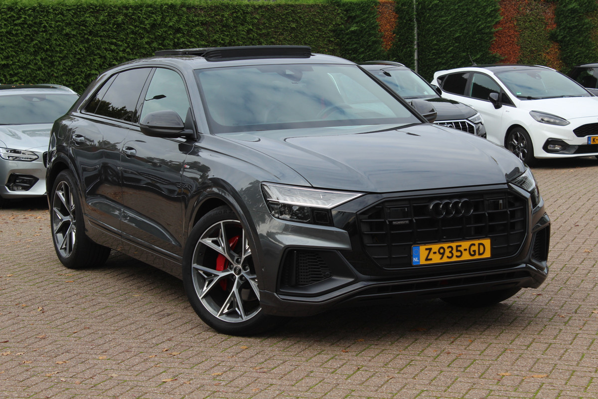 Audi Q8 55 TFSI quattro Pro Line S / Trekhaak / Panoramadak / Camera / Head-up / Luxe Leder / Carbon / 22'' / RS Seats / Keyless / Sfeerverlichting / Matrix LED / Stoelventilatie / Stuur+Stoelverwarming / DAB / ACC / Stoelm