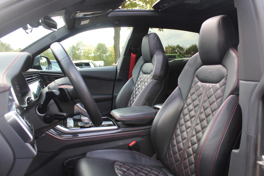 Audi Q8 55 TFSI quattro Pro Line S / Trekhaak / Panoramadak / Camera / Head-up / Luxe Leder / Carbon / 22'' / RS Seats / Keyless / Sfeerverlichting / Matrix LED / Stoelventilatie / Stuur+Stoelverwarming / DAB / ACC / Stoelm