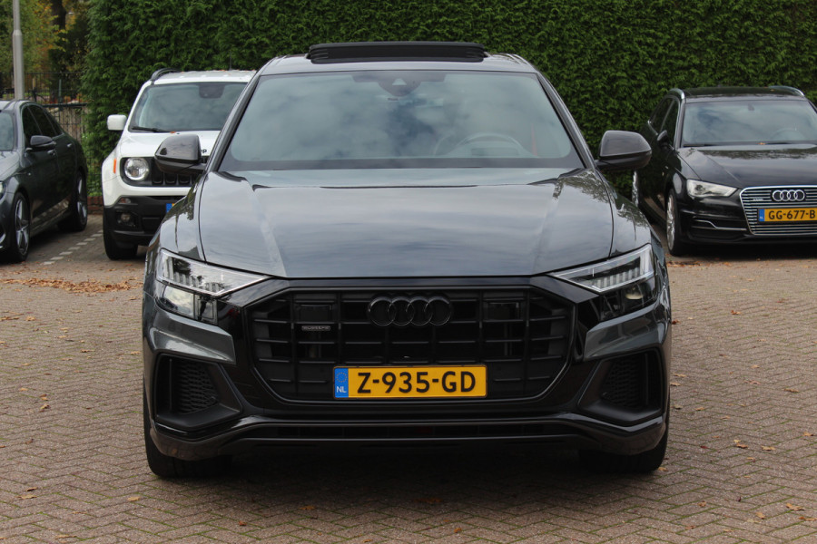 Audi Q8 55 TFSI quattro Pro Line S / Trekhaak / Panoramadak / Camera / Head-up / Luxe Leder / Carbon / 22'' / RS Seats / Keyless / Sfeerverlichting / Matrix LED / Stoelventilatie / Stuur+Stoelverwarming / DAB / ACC / Stoelm
