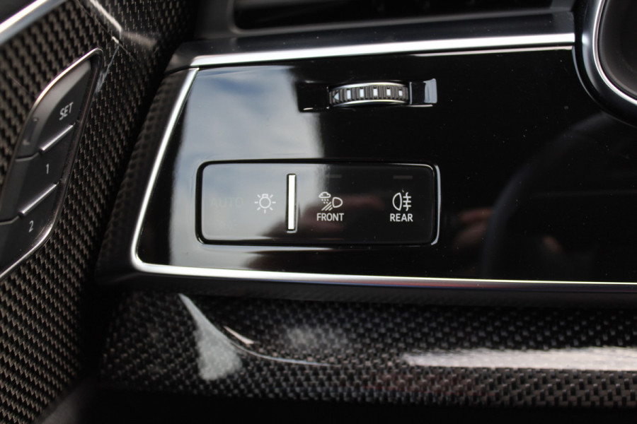Audi Q8 55 TFSI quattro Pro Line S / Trekhaak / Panoramadak / Camera / Head-up / Luxe Leder / Carbon / 22'' / RS Seats / Keyless / Sfeerverlichting / Matrix LED / Stoelventilatie / Stuur+Stoelverwarming / DAB / ACC / Stoelm