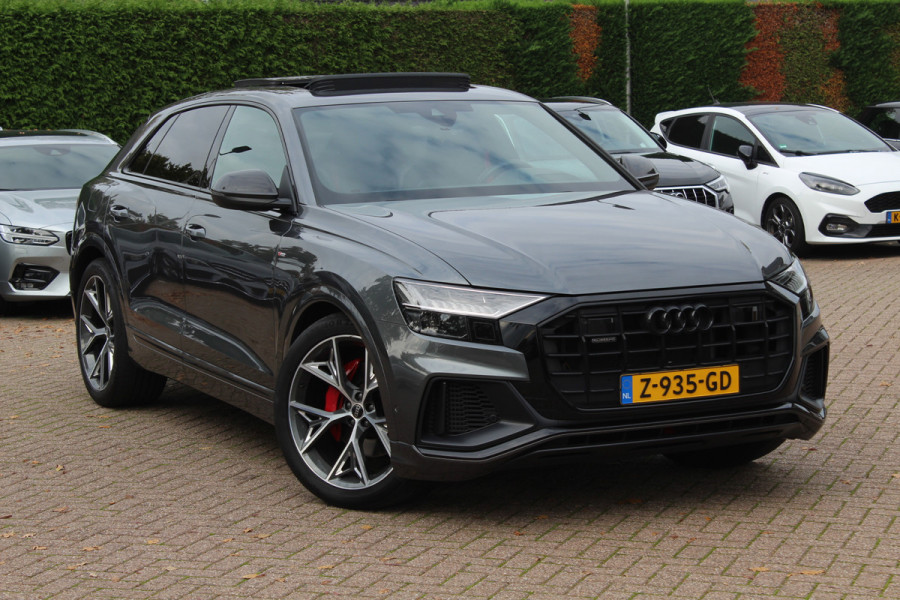 Audi Q8 55 TFSI quattro Pro Line S / Trekhaak / Panoramadak / Camera / Head-up / Luxe Leder / Carbon / 22'' / RS Seats / Keyless / Sfeerverlichting / Matrix LED / Stoelventilatie / Stuur+Stoelverwarming / DAB / ACC / Stoelm
