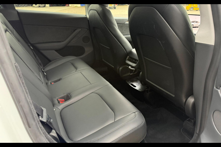 Tesla Model Y RWD 58 kWh Tesla Model Y RWD 58 kWh