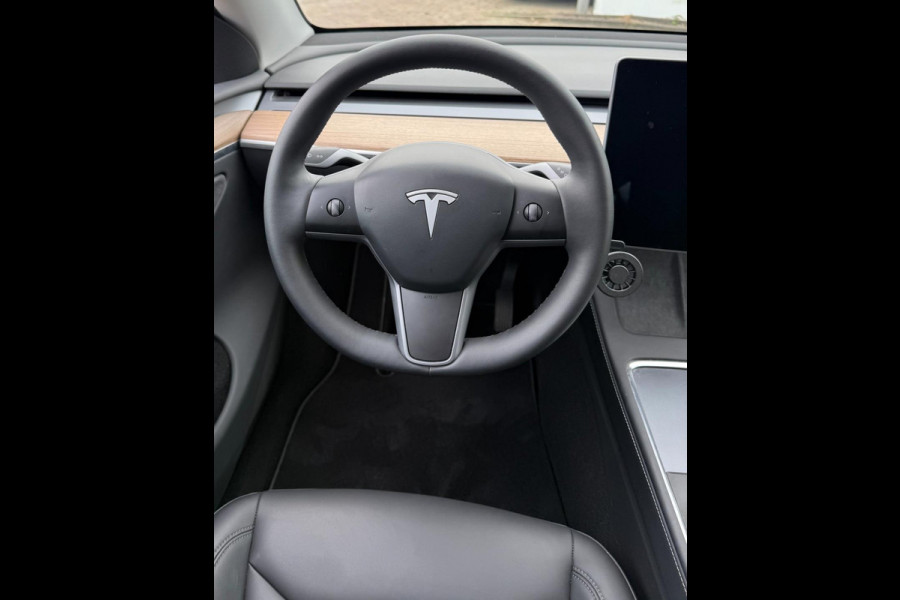 Tesla Model Y RWD 58 kWh Tesla Model Y RWD 58 kWh