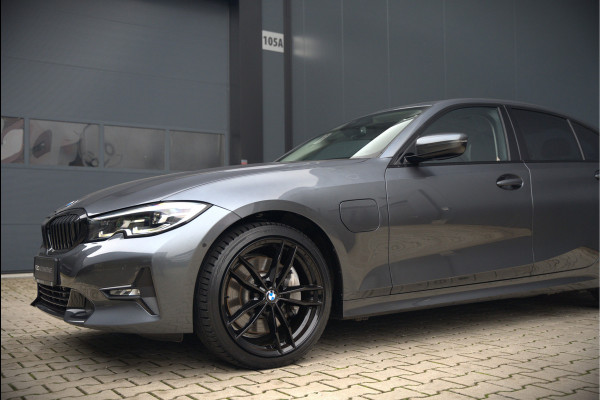 BMW 3-serie 330e eDrive Edition Sportline | Stoelverwarming | Cruise Control | Leer | Camera | Keyless | Apple Carplay | Ambiance Verlichting | HIFI | Parkeersensoren | Navigatie | NAP | Sport