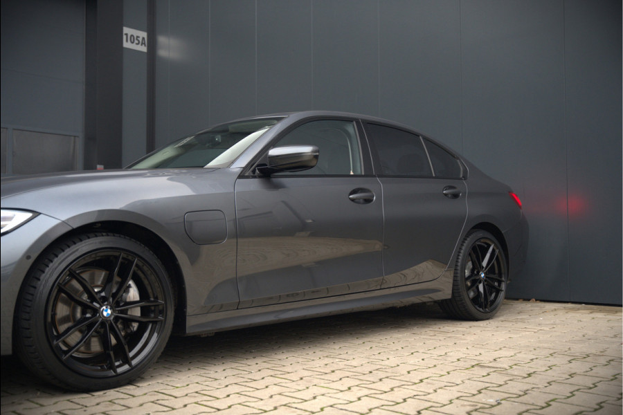 BMW 3-serie 330e eDrive Edition Sportline | Stoelverwarming | Cruise Control | Leer | Camera | Keyless | Apple Carplay | Ambiance Verlichting | HIFI | Parkeersensoren | Navigatie | NAP | Sport