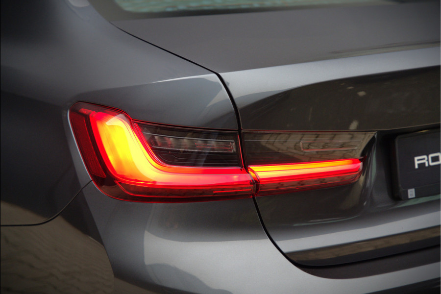 BMW 3-serie 330e eDrive Edition Sportline | Stoelverwarming | Cruise Control | Leer | Camera | Keyless | Apple Carplay | Ambiance Verlichting | HIFI | Parkeersensoren | Navigatie | NAP | Sport