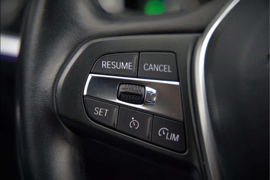 BMW 3-serie 330e eDrive Edition Sportline | Stoelverwarming | Cruise Control | Leer | Camera | Keyless | Apple Carplay | Ambiance Verlichting | HIFI | Parkeersensoren | Navigatie | NAP | Sport