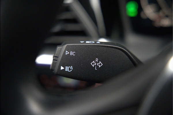 BMW 3-serie 330e eDrive Edition Sportline | Stoelverwarming | Cruise Control | Leer | Camera | Keyless | Apple Carplay | Ambiance Verlichting | HIFI | Parkeersensoren | Navigatie | NAP | Sport