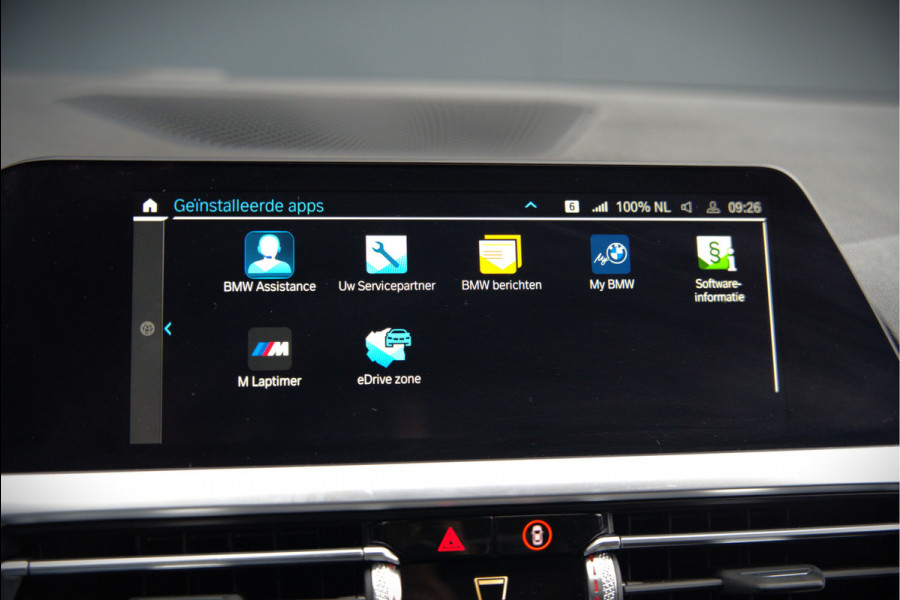 BMW 3-serie 330e eDrive Edition Sportline | Stoelverwarming | Cruise Control | Leer | Camera | Keyless | Apple Carplay | Ambiance Verlichting | HIFI | Parkeersensoren | Navigatie | NAP | Sport