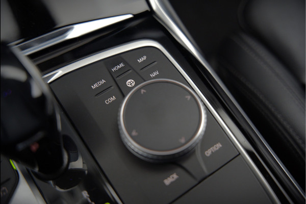 BMW 3-serie 330e eDrive Edition Sportline | Stoelverwarming | Cruise Control | Leer | Camera | Keyless | Apple Carplay | Ambiance Verlichting | HIFI | Parkeersensoren | Navigatie | NAP | Sport