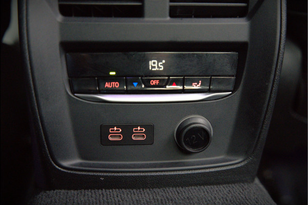 BMW 3-serie 330e eDrive Edition Sportline | Stoelverwarming | Cruise Control | Leer | Camera | Keyless | Apple Carplay | Ambiance Verlichting | HIFI | Parkeersensoren | Navigatie | NAP | Sport