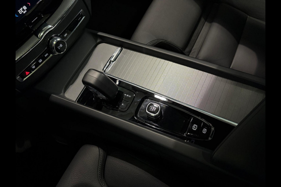 Volvo XC60 T8 Aut. Plus Dark LongRange Parkeercamera Leder 455pk Volvo XC60 T8 Aut. Plus Dark LongRange Parkeercamera Leder 455pk