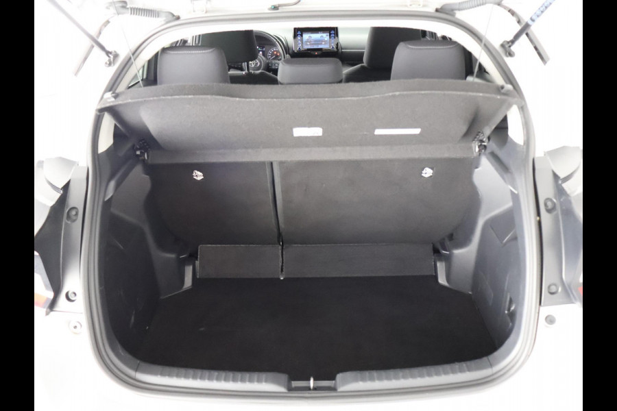 Toyota Yaris 1.5 HYBRID BI-TONE SILVERLINE AUTOMAAT CLOUD NAVI APPLE & ANDROID.CAMERA.TOYOTA GARANTIE TOT 2031 !! Toyota Yaris 1.5 HYBRID BI-TONE SILVERLINE AUTOMAAT CLOUD NAVI APPLE & ANDROID.CAMERA.TOYOTA GARANTIE TOT 2031 !!