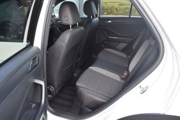 Volkswagen T-Roc 1.5 TSI 150pk DSG R-line Pano | Trekhaak | Beats | 19"