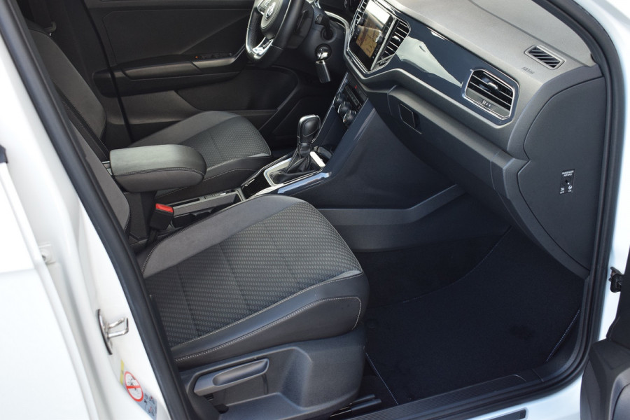 Volkswagen T-Roc 1.5 TSI 150pk DSG R-line Pano | Trekhaak | Beats | 19"