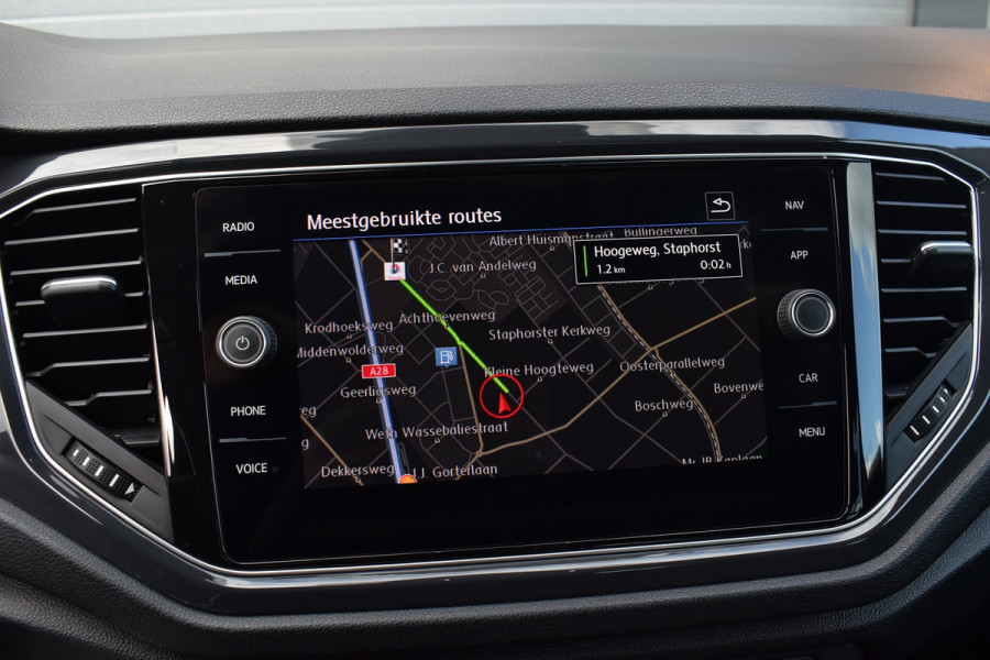 Volkswagen T-Roc 1.5 TSI 150pk DSG R-line Pano | Trekhaak | Beats | 19"