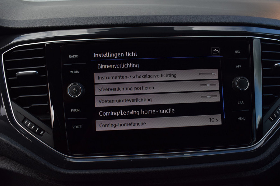 Volkswagen T-Roc 1.5 TSI 150pk DSG R-line Pano | Trekhaak | Beats | 19"