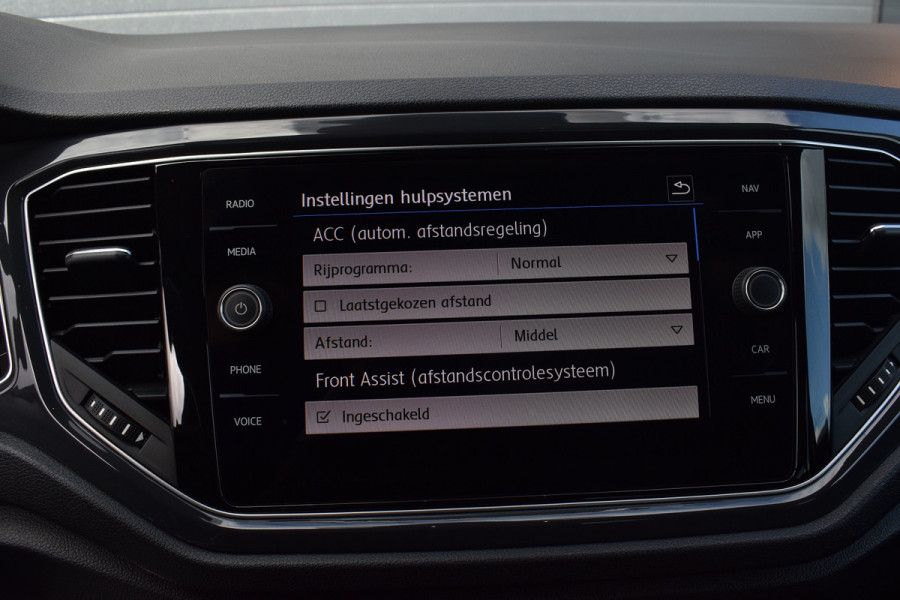 Volkswagen T-Roc 1.5 TSI 150pk DSG R-line Pano | Trekhaak | Beats | 19"