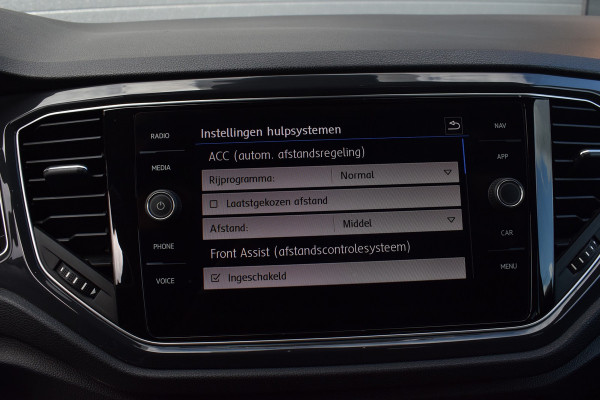 Volkswagen T-Roc 1.5 TSI 150pk DSG R-line Pano | Trekhaak | Beats | 19"