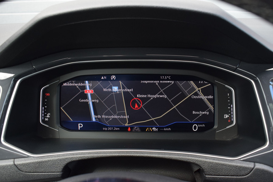 Volkswagen T-Roc 1.5 TSI 150pk DSG R-line Pano | Trekhaak | Beats | 19"