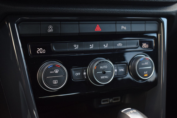 Volkswagen T-Roc 1.5 TSI 150pk DSG R-line Pano | Trekhaak | Beats | 19"