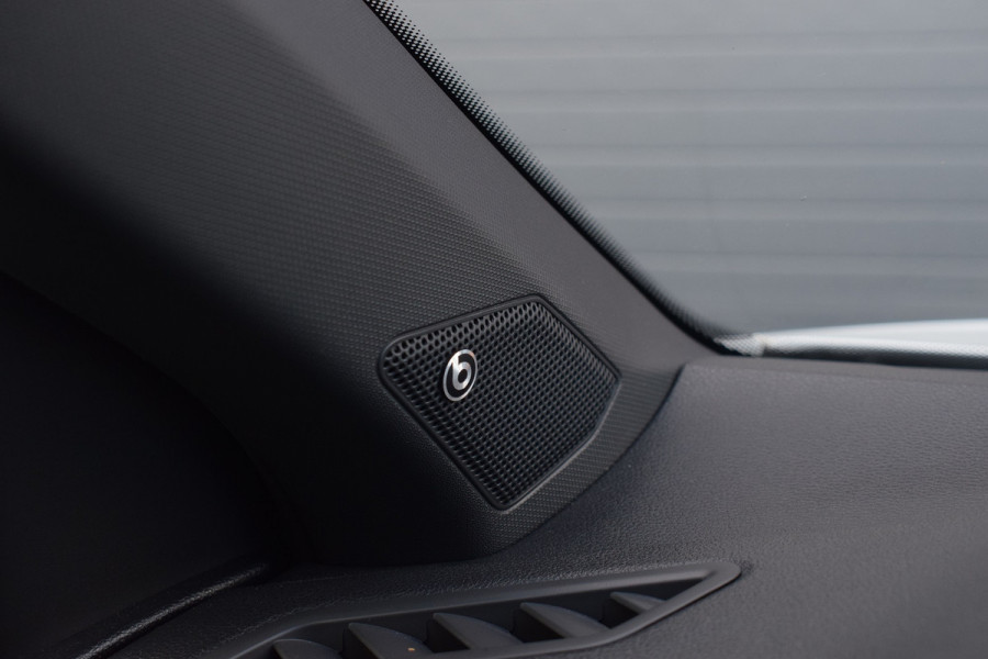 Volkswagen T-Roc 1.5 TSI 150pk DSG R-line Pano | Trekhaak | Beats | 19"