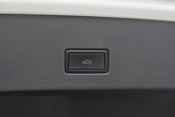 Volkswagen T-Roc 1.5 TSI 150pk DSG R-line Pano | Trekhaak | Beats | 19"