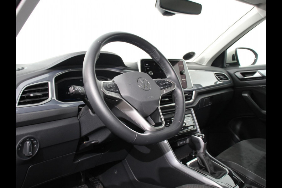 Volkswagen T-Roc 1.5 TSI 150PK DSG Style | Navigatie | Apple Carplay/Android Auto | Camera | Parkeersensoren | Adaptive Cruise Control | Dodehoek Assistent | Elektrische achterklep | Stoel- en stuurverwarming | Full Led | Climate Control | Lichtmetalen velgen Volkswagen T-Roc 1.5 TSI 150PK DSG Style | Navigatie | Apple Carplay/Android Auto | Camera | Parkeersensoren | Adaptive Cruise Control | Dodehoek Assistent | Elektrische achterklep | Stoel- en stuurverwarming | Full Led | Climate Control | Lichtmetalen velgen