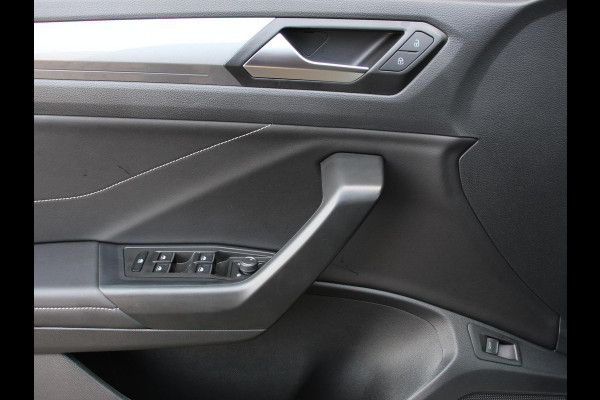 Volkswagen T-Roc 1.5 TSI 150PK DSG Style | Navigatie | Apple Carplay/Android Auto | Camera | Parkeersensoren | Adaptive Cruise Control | Dodehoek Assistent | Elektrische achterklep | Stoel- en stuurverwarming | Full Led | Climate Control | Lichtmetalen velgen Volkswagen T-Roc 1.5 TSI 150PK DSG Style | Navigatie | Apple Carplay/Android Auto | Camera | Parkeersensoren | Adaptive Cruise Control | Dodehoek Assistent | Elektrische achterklep | Stoel- en stuurverwarming | Full Led | Climate Control | Lichtmetalen velgen