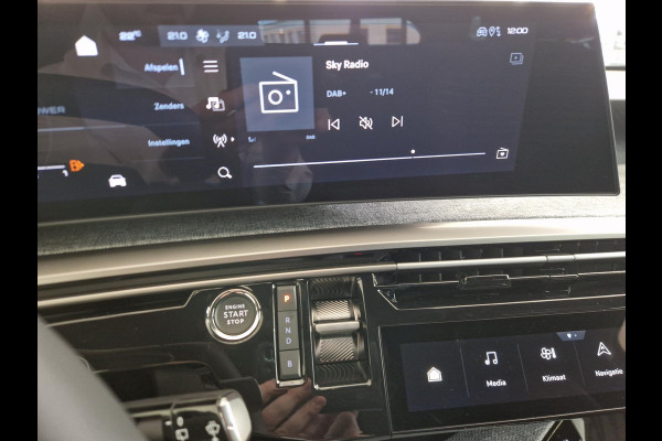 Peugeot 5008 1.6 Plug-in Hybrid 195 Allure 7,4 kW | Seat Pack | Panoramic Navigation Pack | 360 Vision & Drive Assist Pack Peugeot 5008 1.6 Plug-in Hybrid 195 Allure 7,4 kW | Seat Pack | Panoramic Navigation Pack | 360 Vision & Drive Assist Pack
