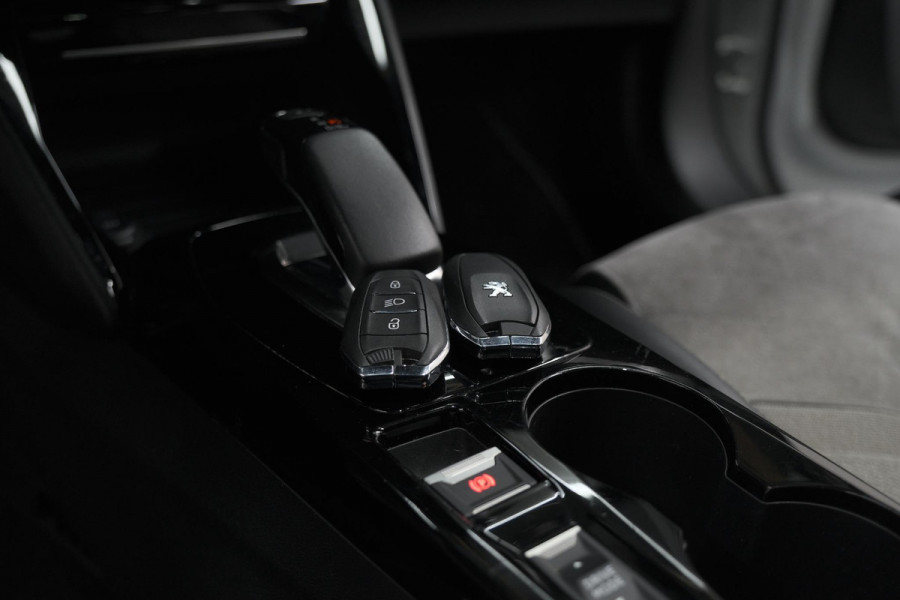 Peugeot e-2008 EV GT Pack 50 kWh | Schuif-/Kanteldak | Adaptieve Cruise Control | Camera | Dodehoekdetectie Peugeot e-2008 EV GT Pack 50 kWh | Schuif-/Kanteldak | Adaptieve Cruise Control | Camera | Dodehoekdetectie